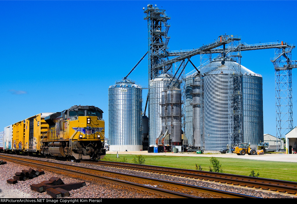 UP 8823 Passing CHS Illinois Grain Elevator